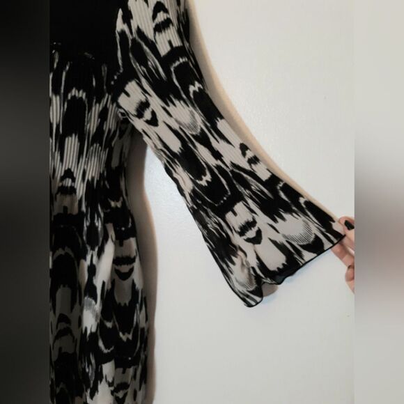 Nicola black/white crinkle lace blouse - Picture 2 of 6